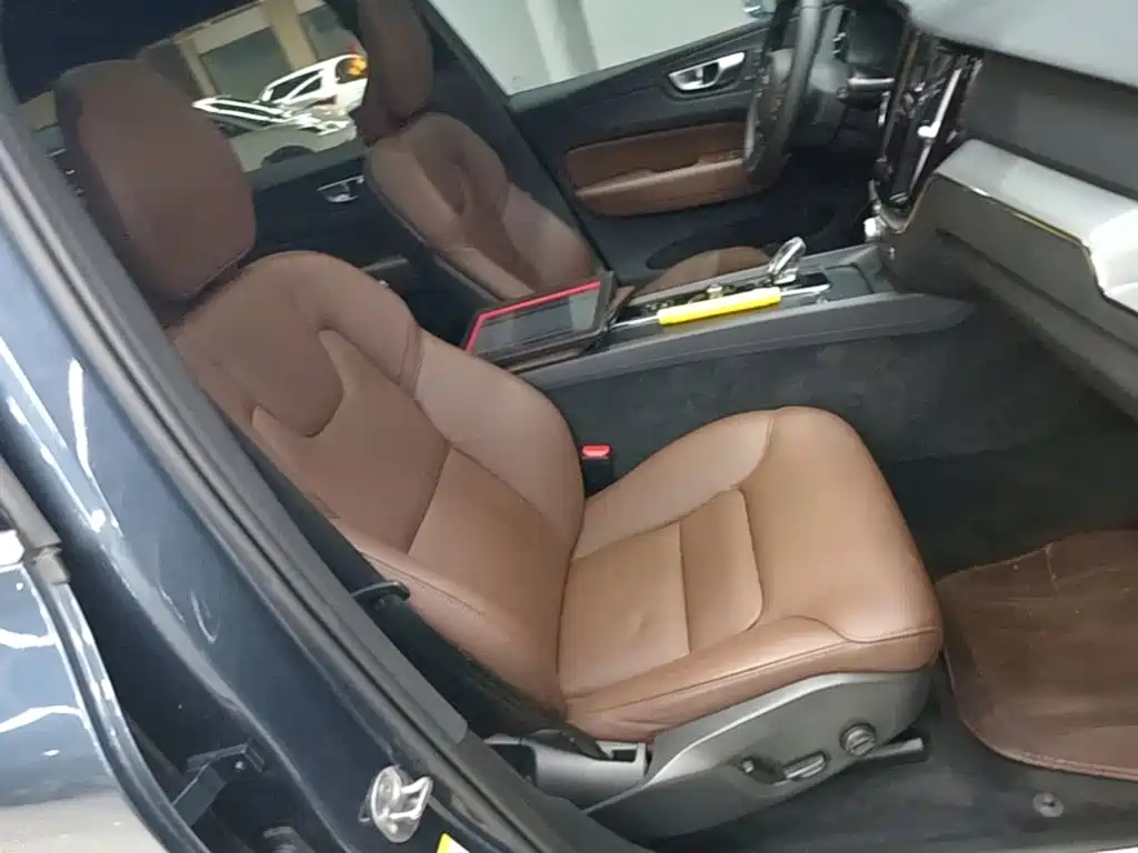 Volvo XC60 — фото 25