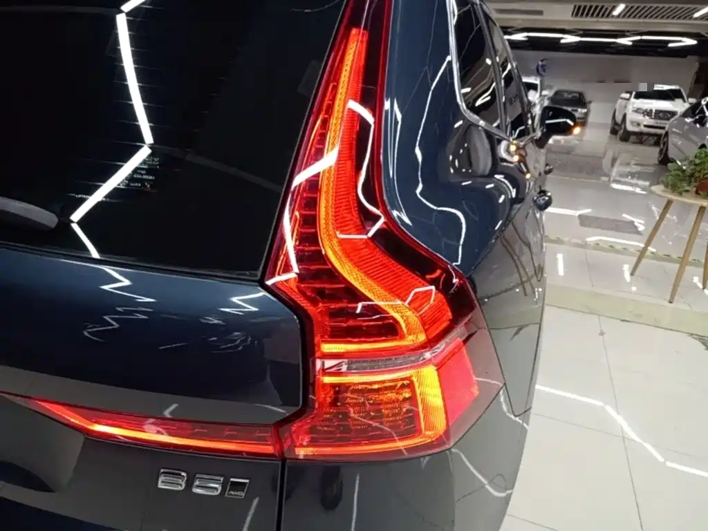 Volvo XC60 — фото 8