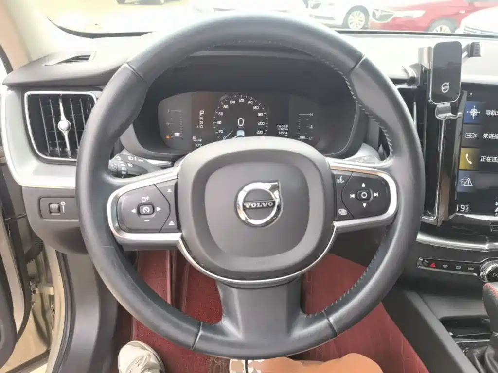 Volvo XC60 — фото 11