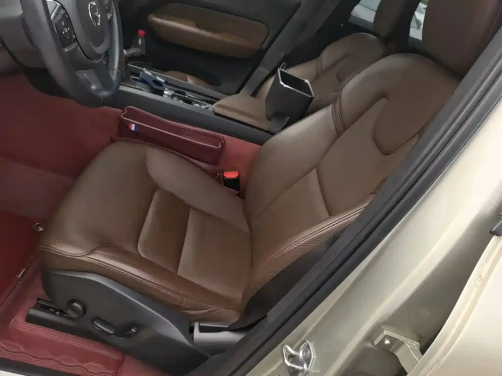 Volvo XC60 — фото 15