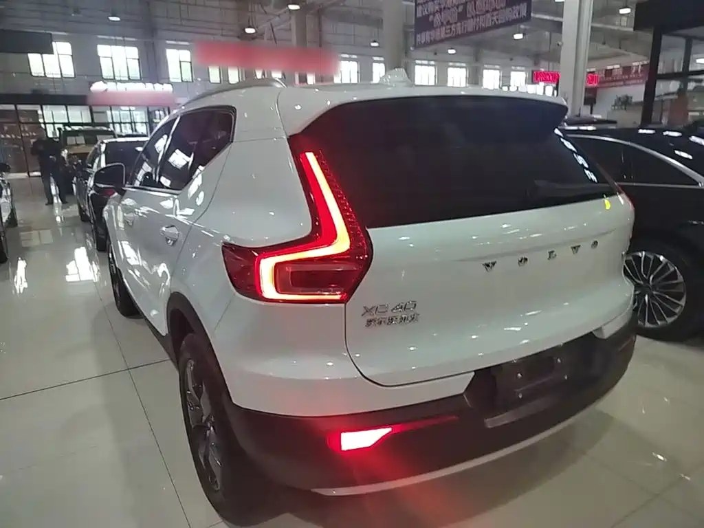 Volvo XC40 — фото 23