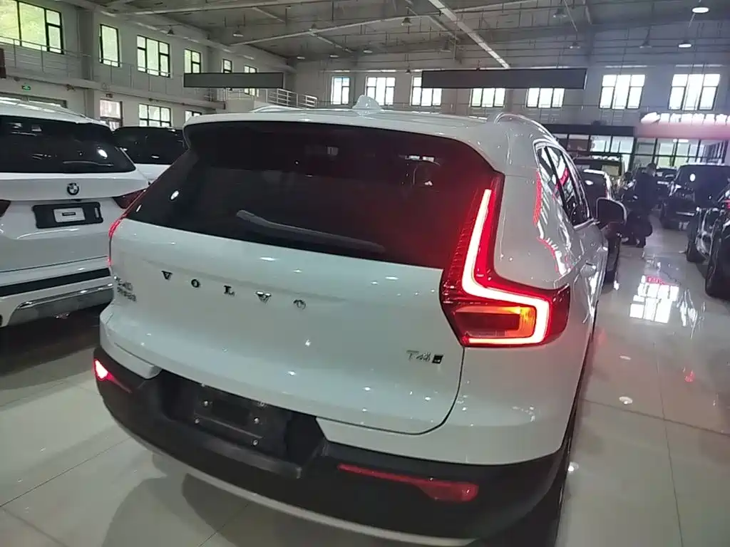 Volvo XC40 — фото 5