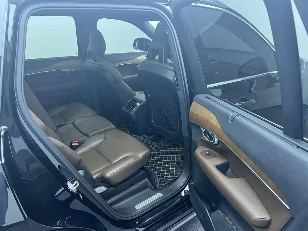 Volvo XC90 — фото 10