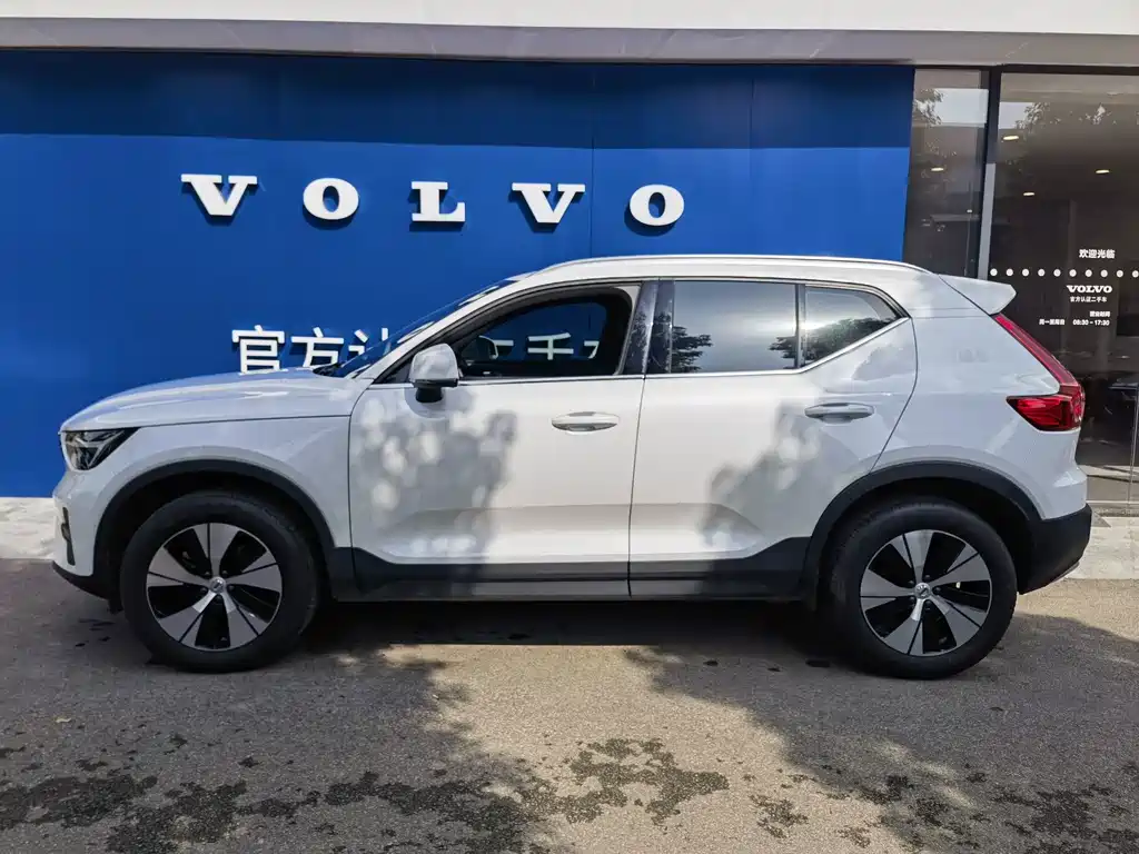 Volvo XC40 — фото 3