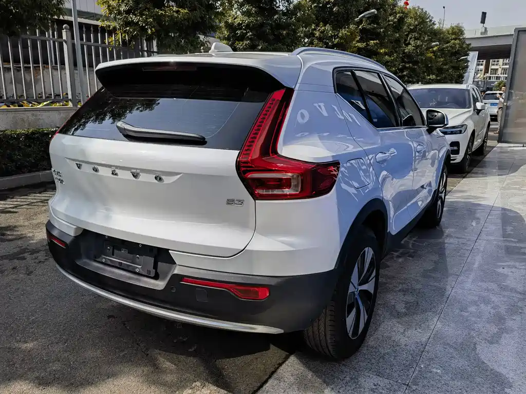 Volvo XC40 — фото 4