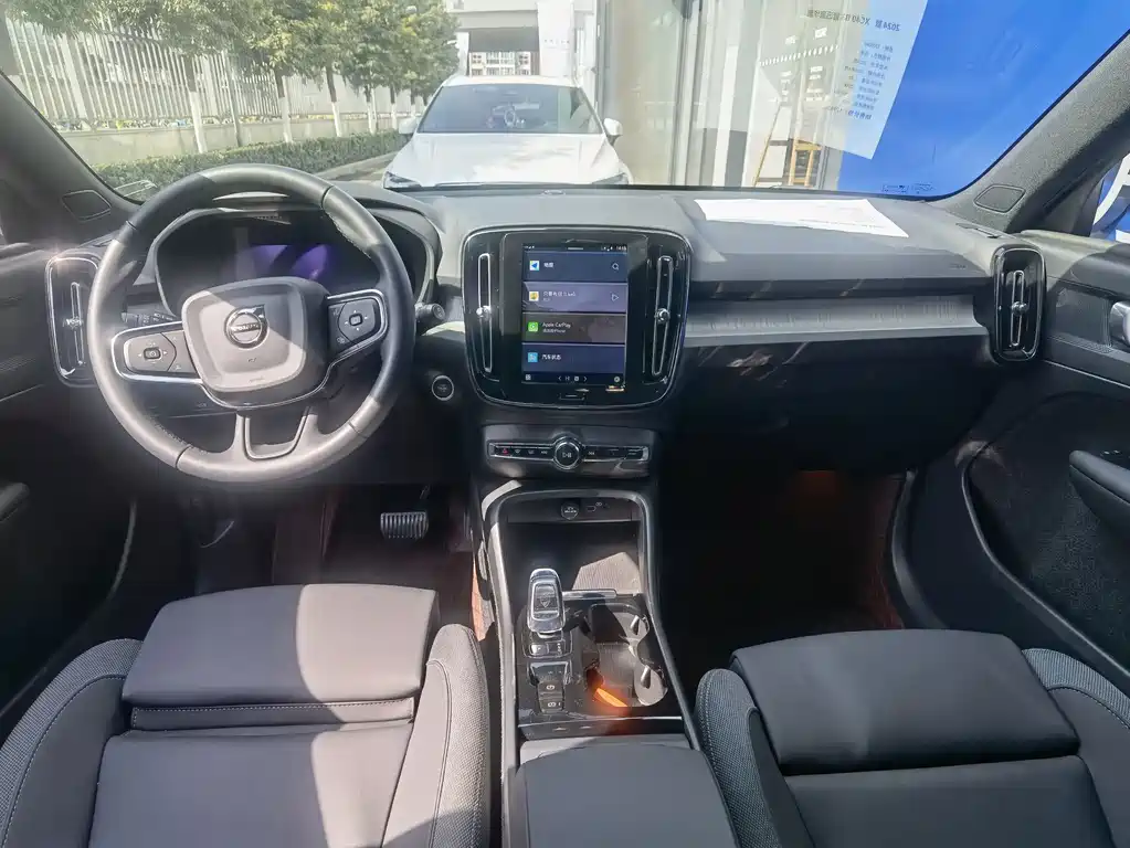 Volvo XC40 — фото 10