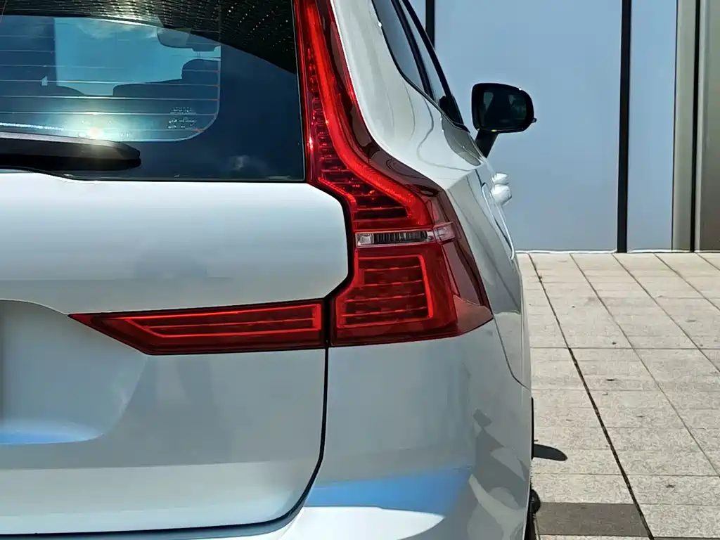 Volvo XC60 PHEV — фото 18