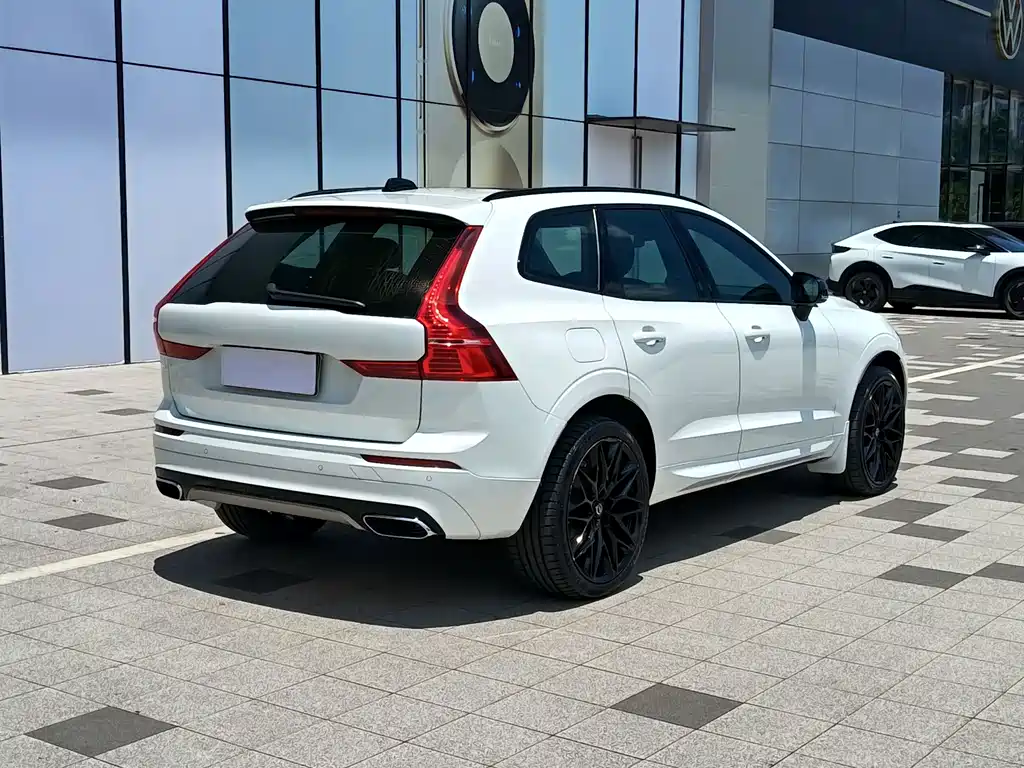 Volvo XC60 PHEV — фото 4