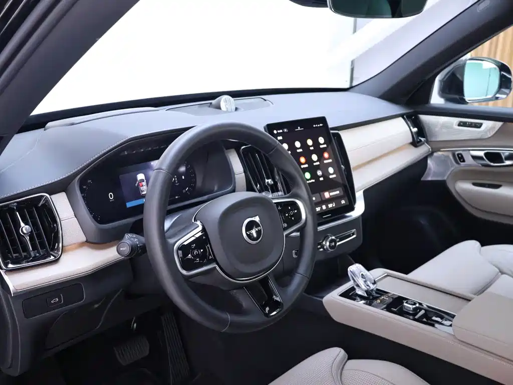 Volvo XC90 — фото 11