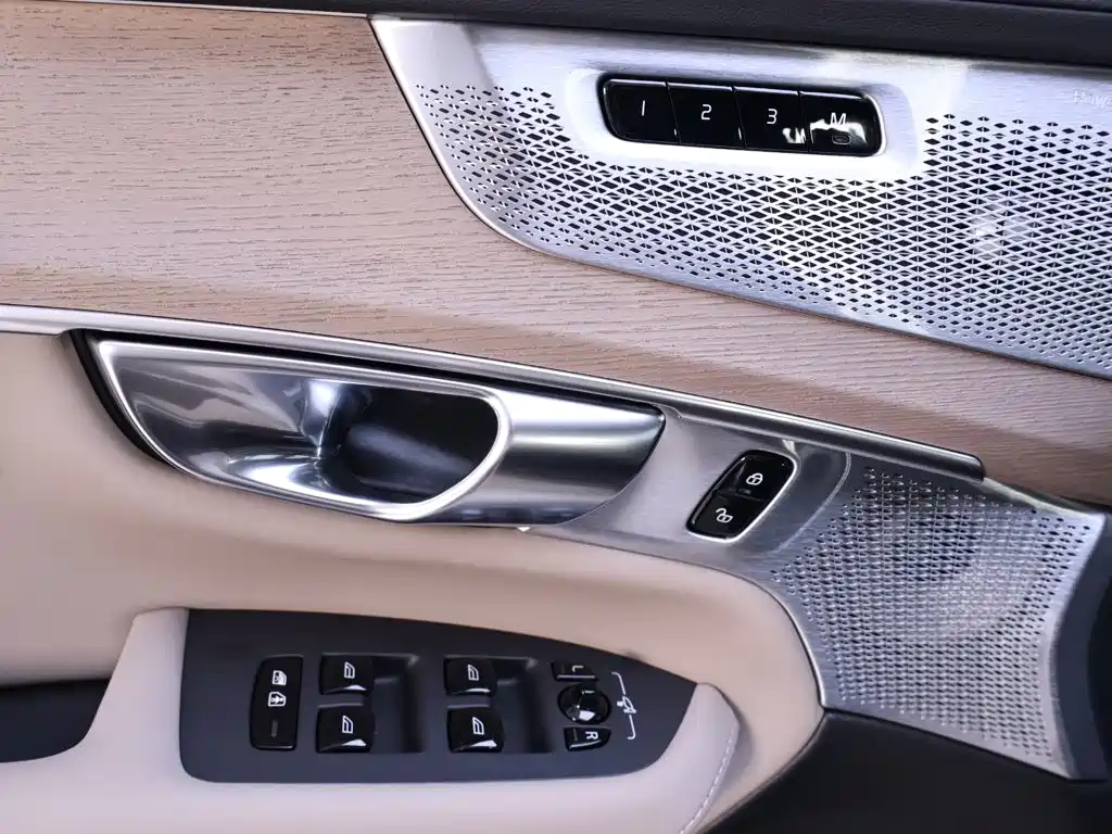 Volvo XC90 — фото 17