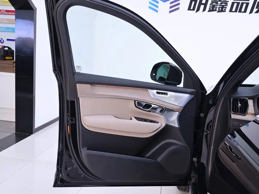 Volvo XC90 — фото 18
