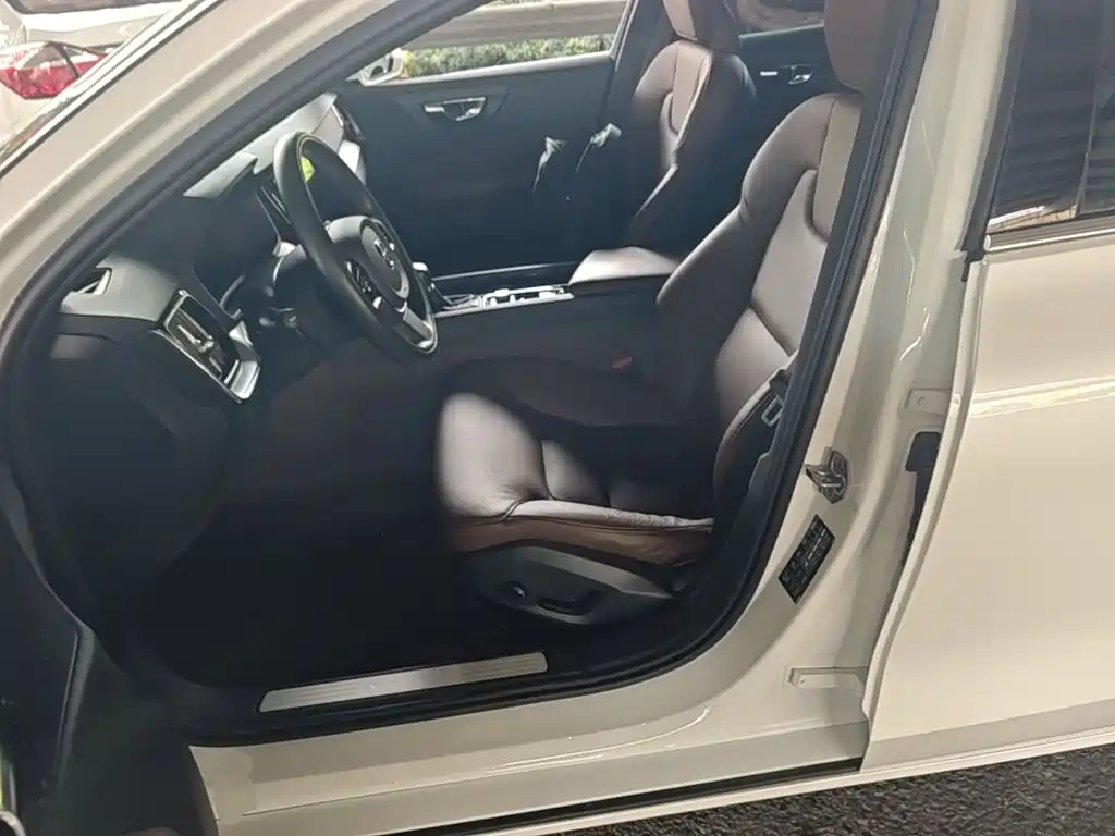 Volvo S60 — фото 15