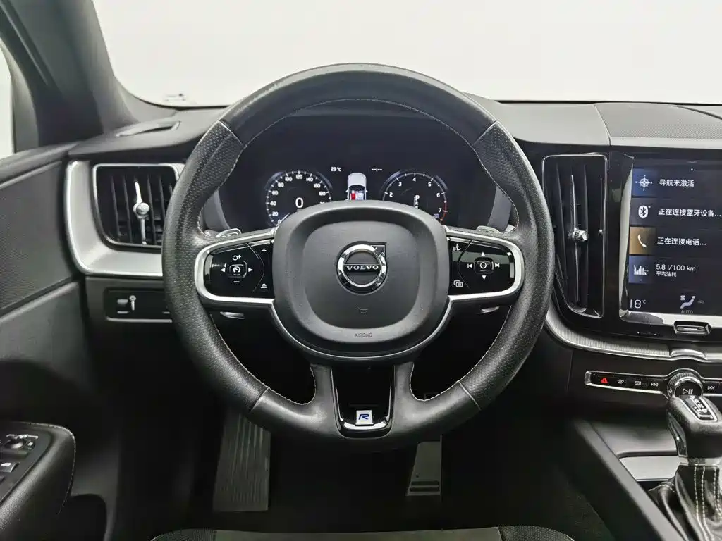 Volvo XC60 — фото 11