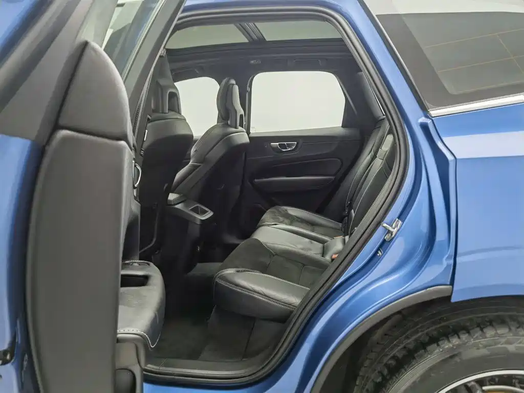 Volvo XC60 — фото 15