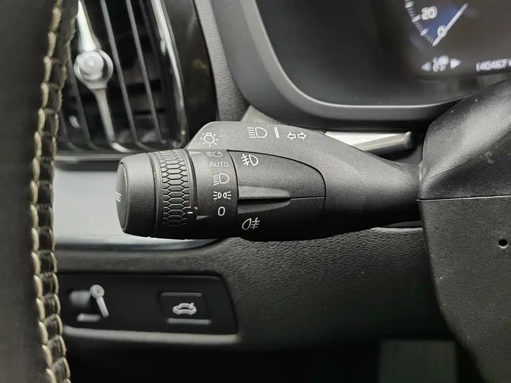 Volvo XC60 — фото 21
