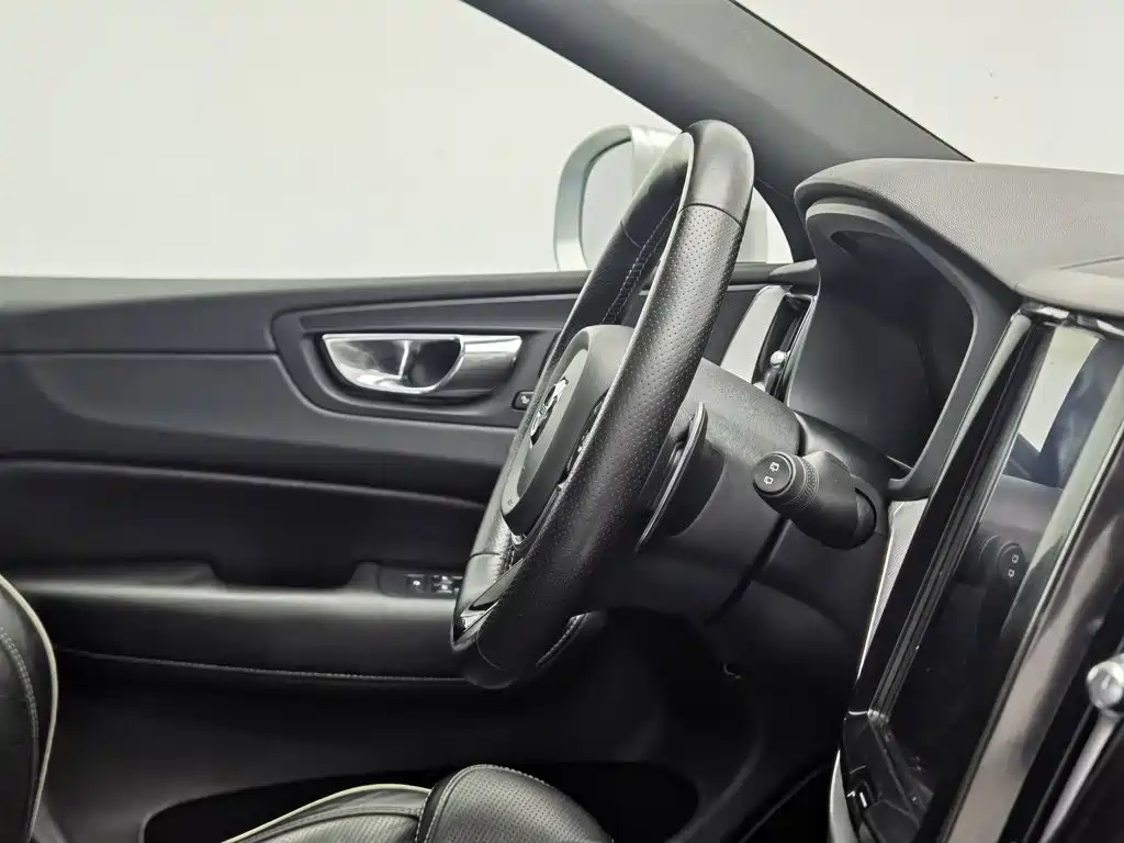 Volvo XC60 — фото 22