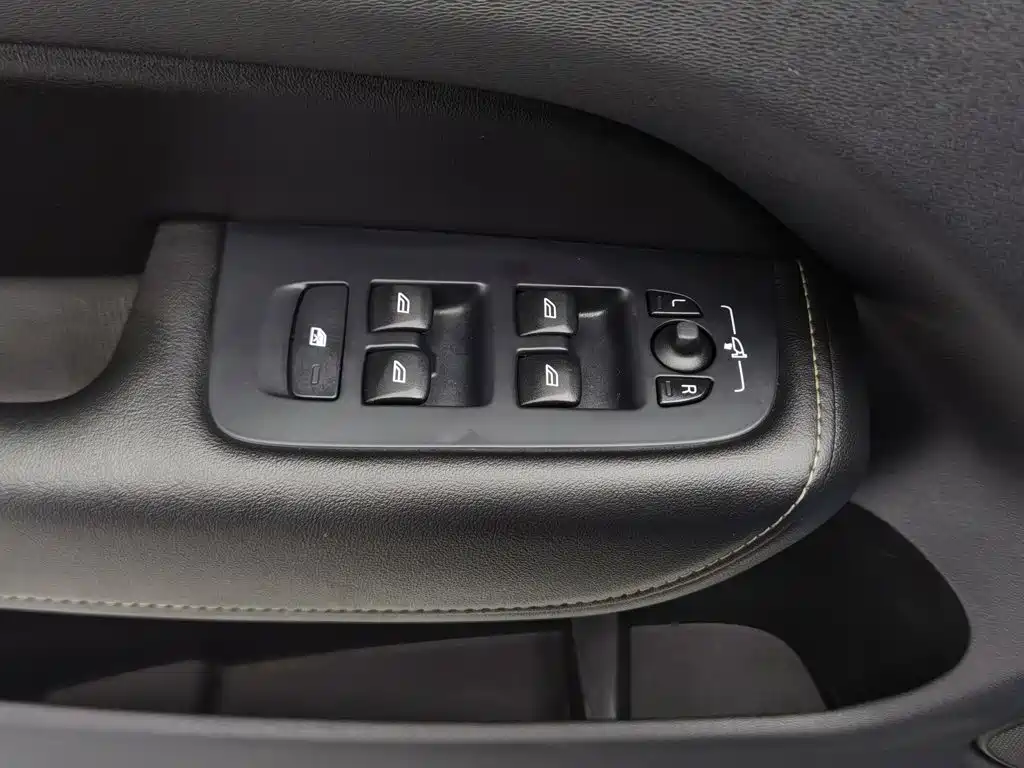 Volvo XC60 — фото 9