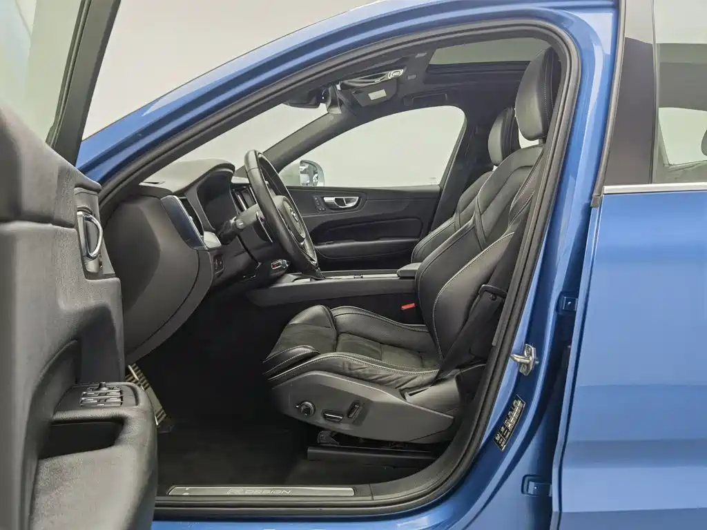 Volvo XC60 — фото 10