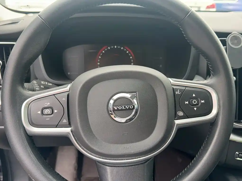 Volvo XC60 — фото 19