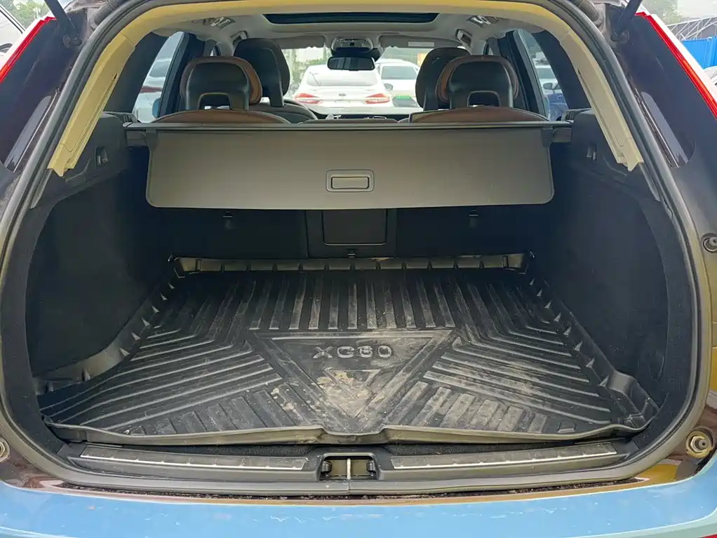 Volvo XC60 — фото 23