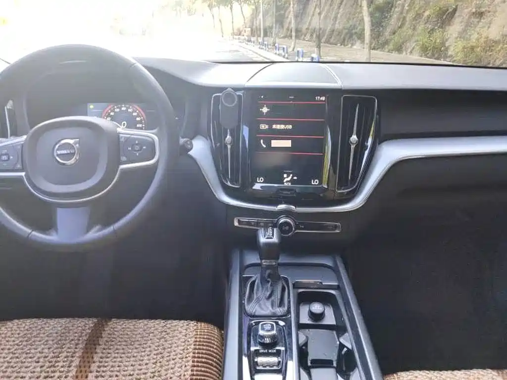 Volvo XC60 — фото 4