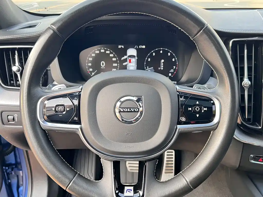 Volvo XC60 — фото 10