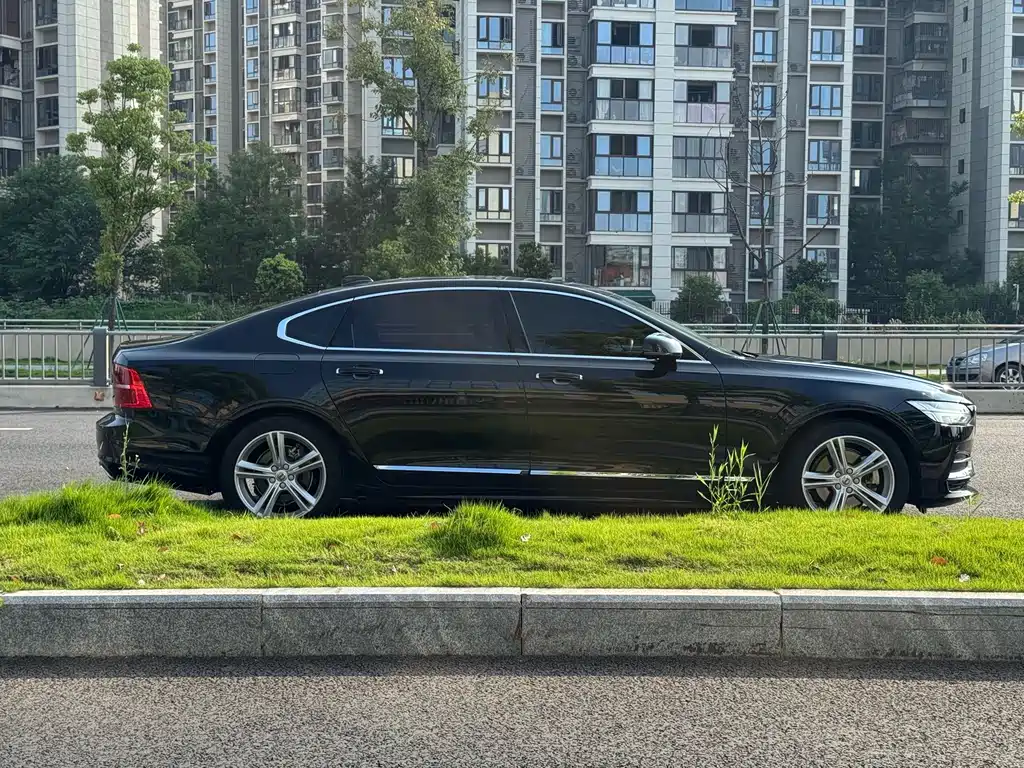 Volvo S90 — фото 18