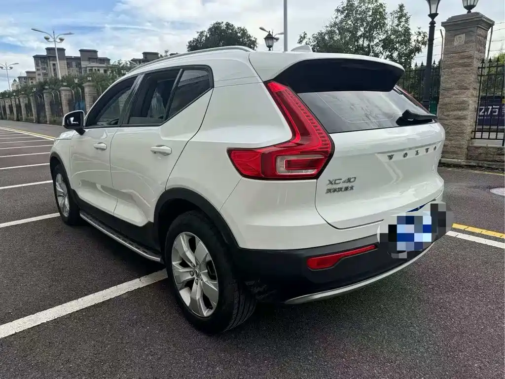 Volvo XC40 — фото 3