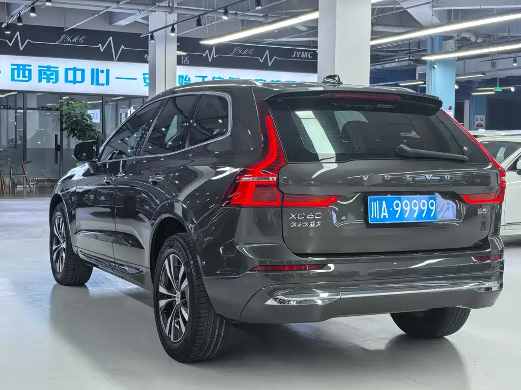 Volvo XC60 — фото 10