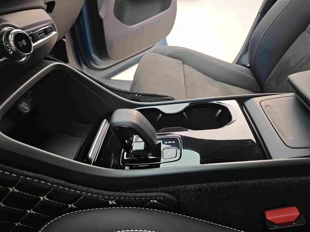 Volvo C40 — фото 15
