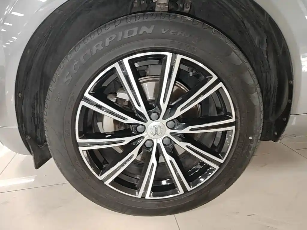 Volvo XC60 — фото 23