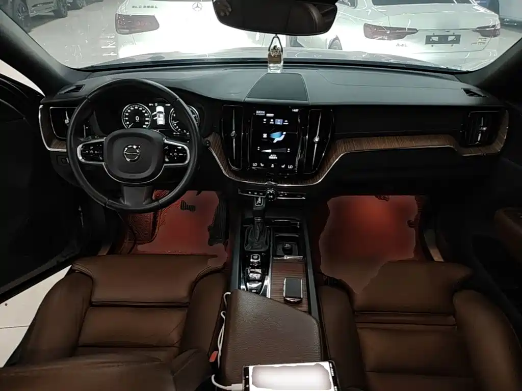 Volvo XC60 — фото 10