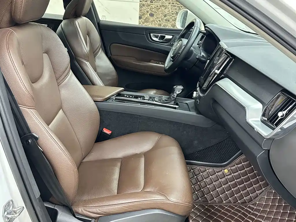 Volvo XC60 — фото 11