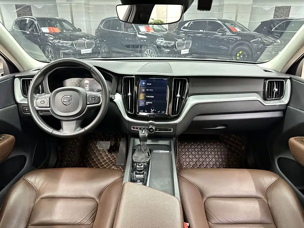 Volvo XC60 — фото 13
