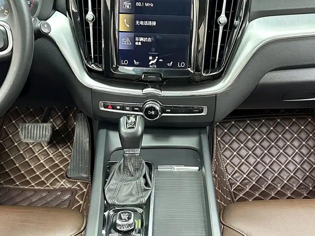 Volvo XC60 — фото 14