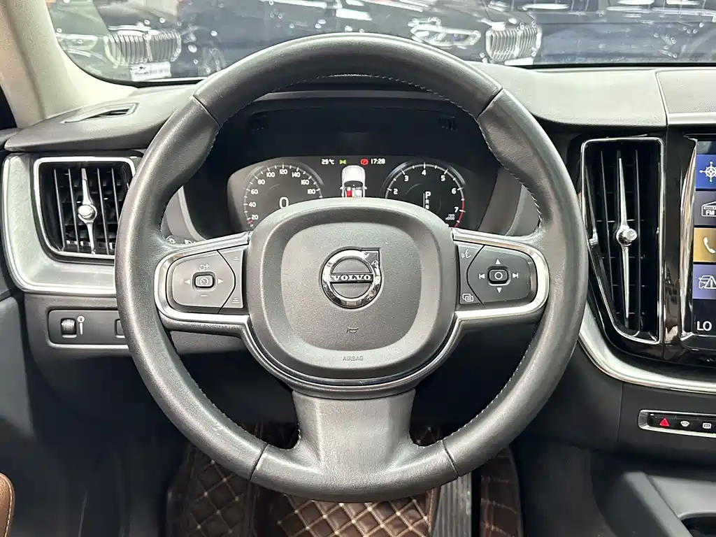 Volvo XC60 — фото 18