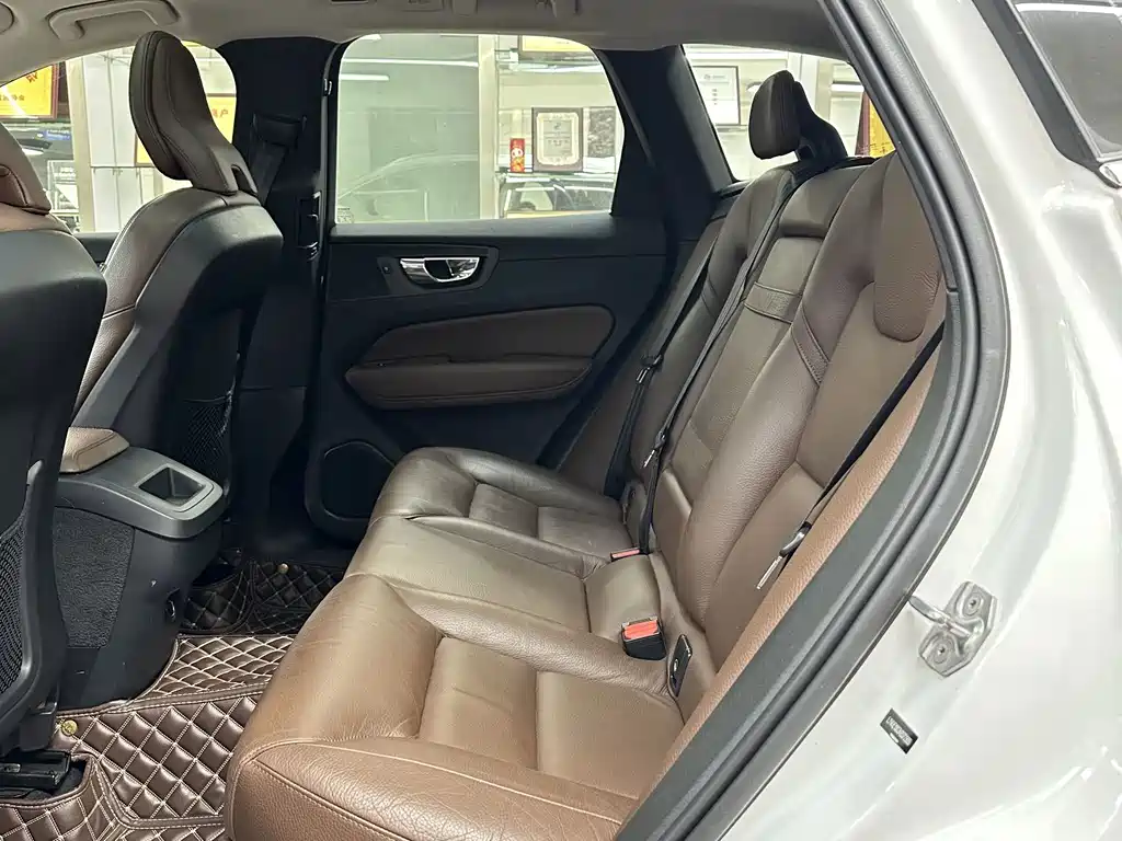Volvo XC60 — фото 9