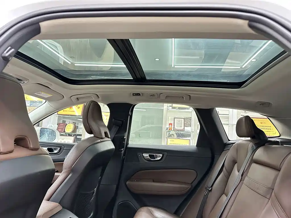 Volvo XC60 — фото 10