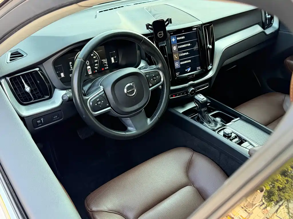 Volvo XC60 — фото 6