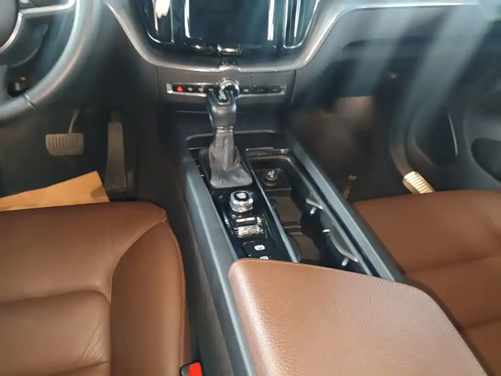 Volvo XC60 — фото 14