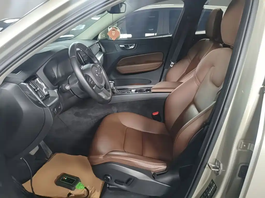 Volvo XC60 — фото 15