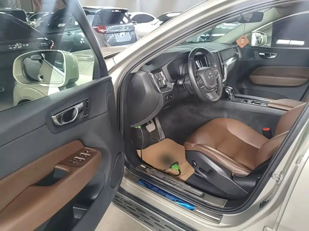 Volvo XC60 — фото 16