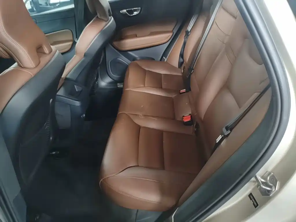 Volvo XC60 — фото 17