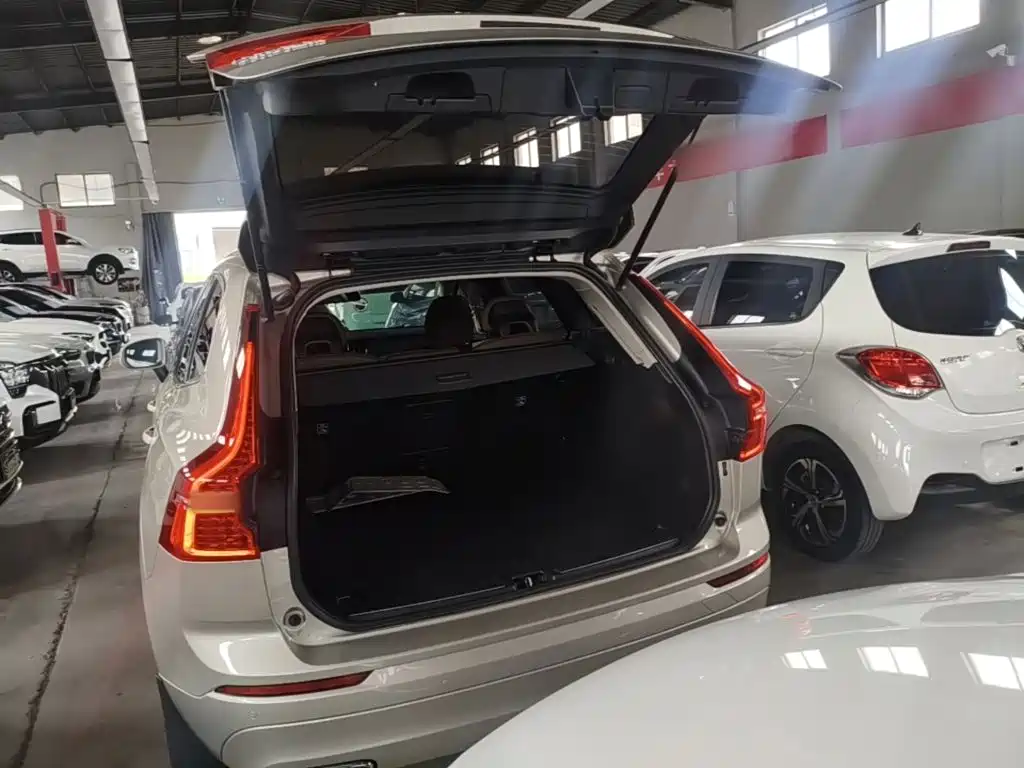 Volvo XC60 — фото 19