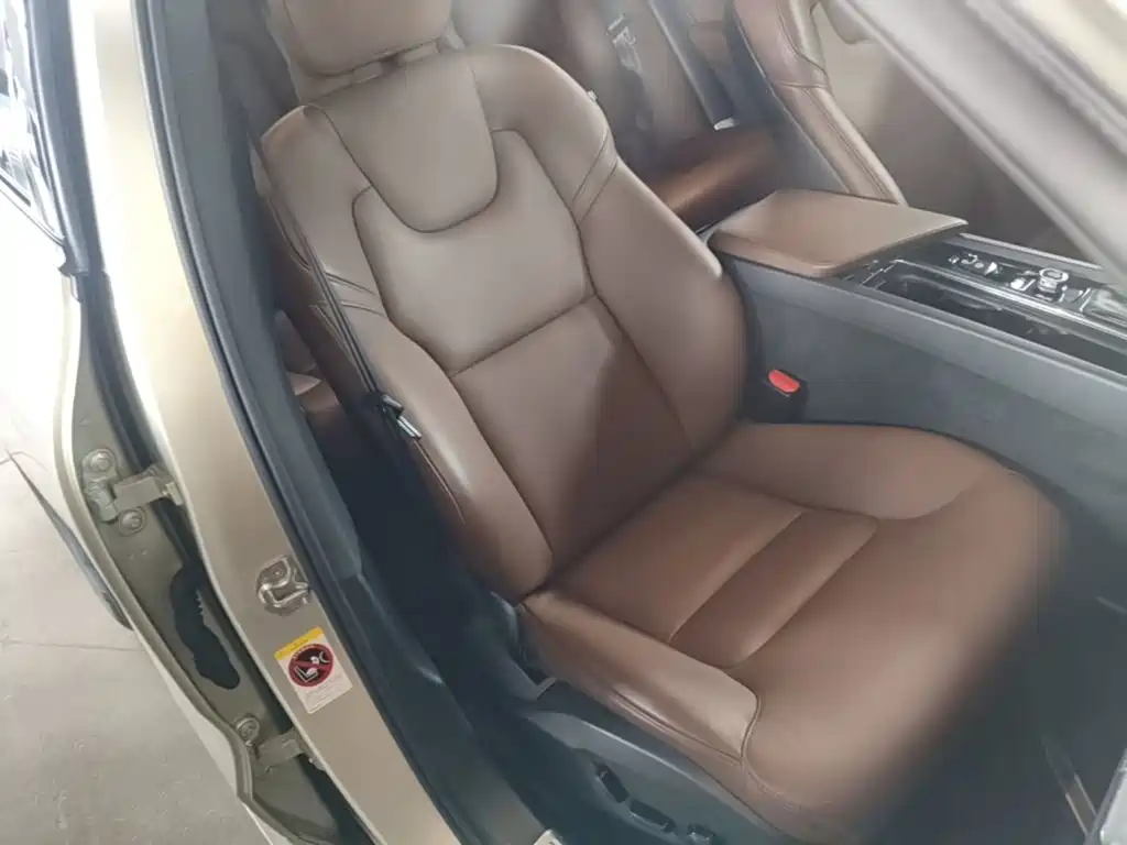 Volvo XC60 — фото 25