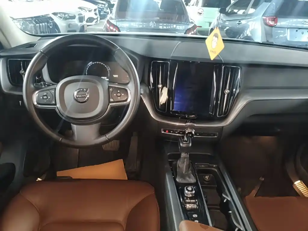 Volvo XC60 — фото 10