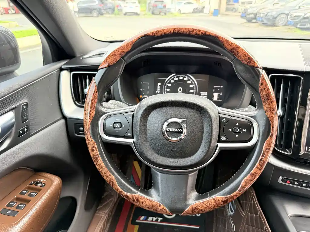 Volvo XC60 — фото 9