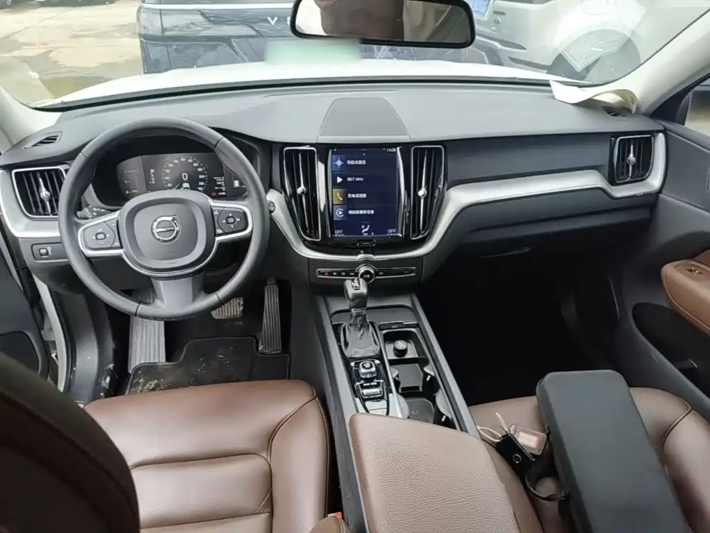 Volvo XC60 — фото 10
