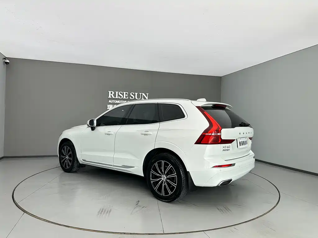 Volvo XC60 — фото 7