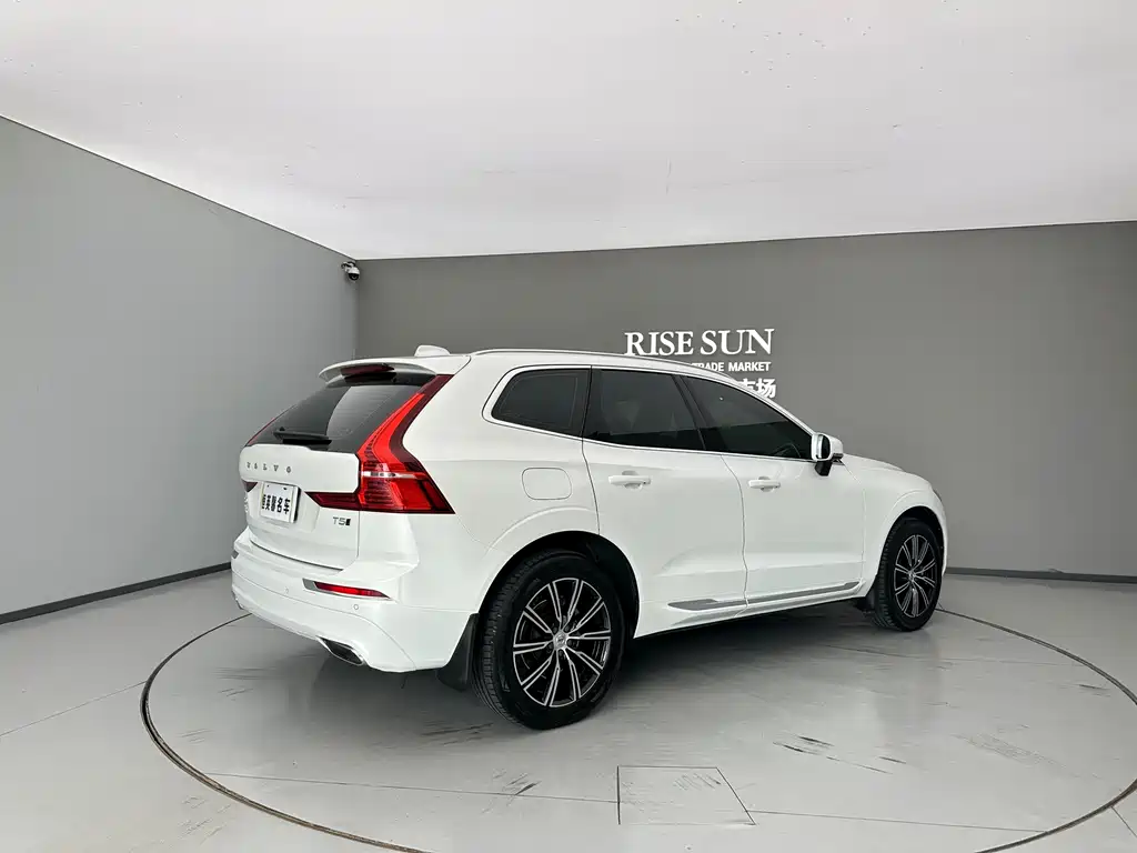 Volvo XC60 — фото 9